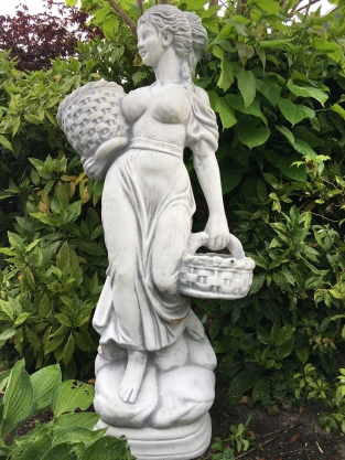 Tuinbeeld vrouw / dame met bloemmanden, steen, groot beeld